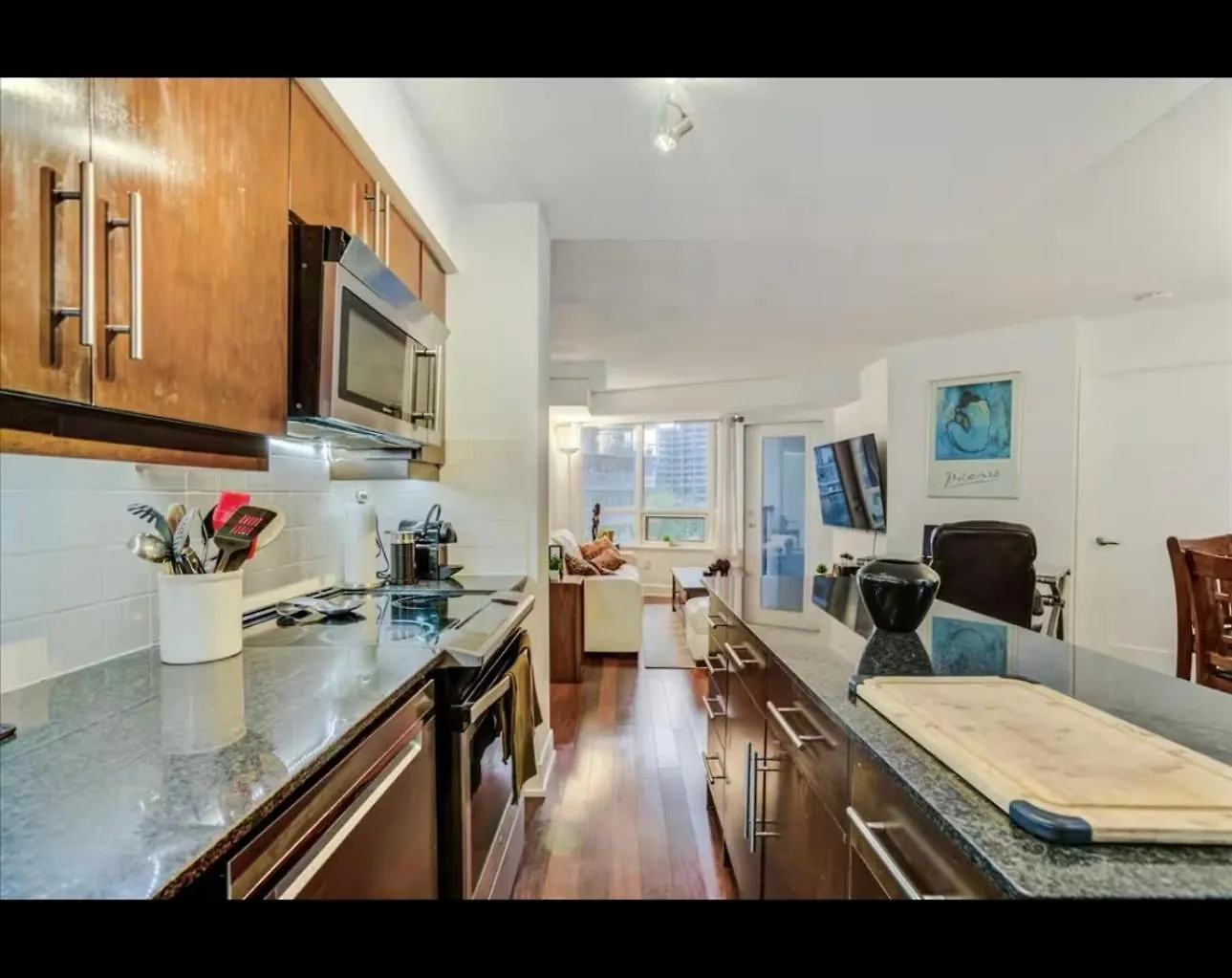 Core Downtown Toronto-3 Bedrooms-2 Bathrooms-Washrooms-Free Parking-Cn Tower-Ripleys Museum-Blue Jays Stadium In Front-Indoor Gym-Swimming Pool-Jacuzzi Sauna-Filter Drinking Water-Wifi Toronto