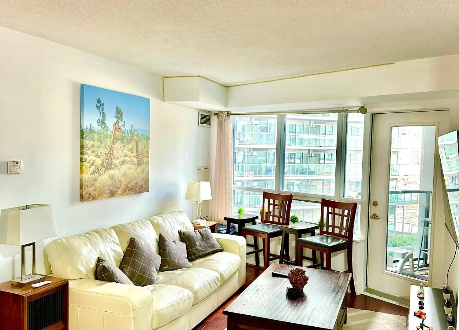 Core Downtown Toronto-3 Bedrooms-2 Bathrooms-Washrooms-Free Parking-Cn Tower-Ripleys Museum-Blue Jays Stadium In Front-Indoor Gym-Swimming Pool-Jacuzzi Sauna-Filter Drinking Water-Wifi