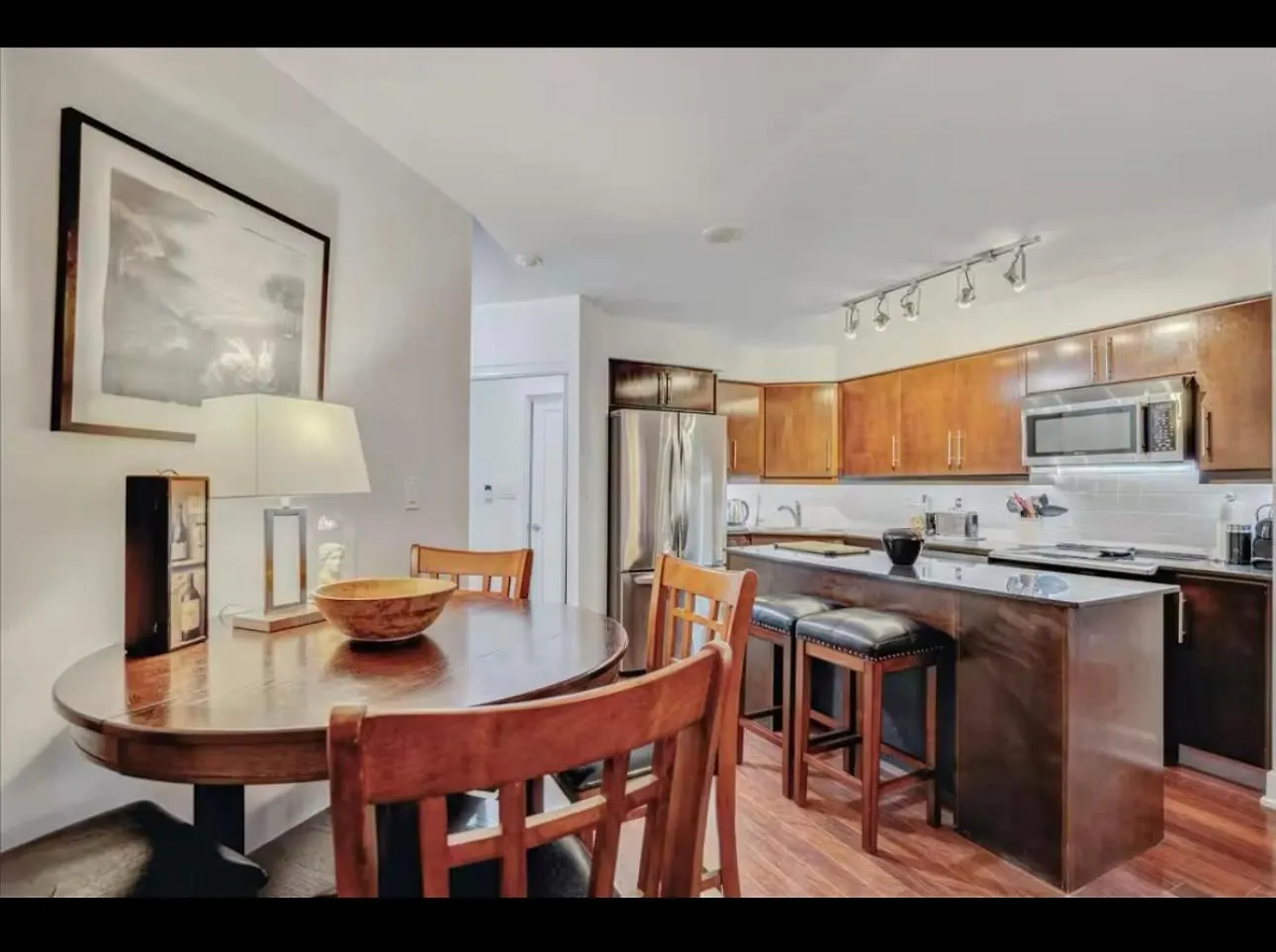 Core Downtown Toronto-3 Bedrooms-2 Bathrooms-Washrooms-Free Parking-Cn Tower-Ripleys Museum-Blue Jays Stadium In Front-Indoor Gym-Swimming Pool-Jacuzzi Sauna-Filter Drinking Water-Wifi Apartmán Toronto