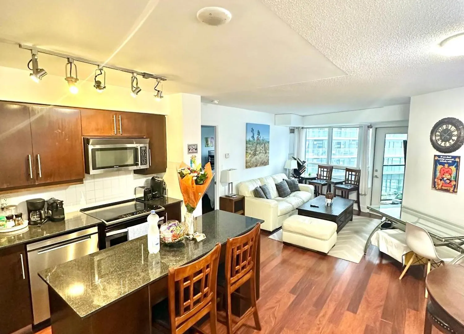 Core Downtown Toronto-3 Bedrooms-2 Bathrooms-Washrooms-Free Parking-Cn Tower-Ripleys Museum-Blue Jays Stadium In Front-Indoor Gym-Swimming Pool-Jacuzzi Sauna-Filter Drinking Water-Wifi Toronto