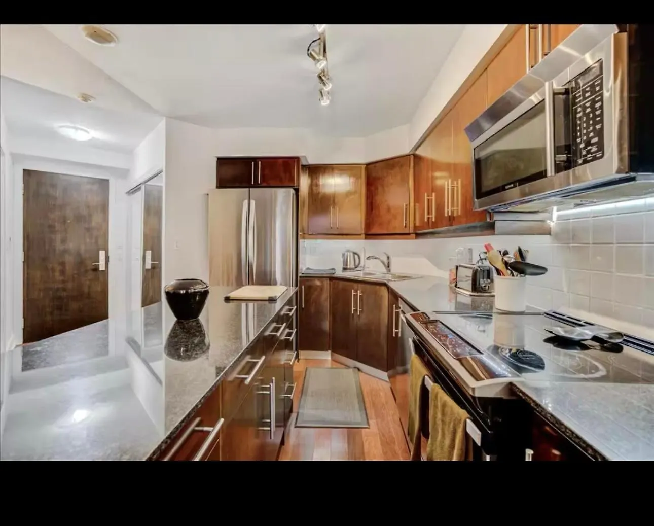 Core Downtown Toronto-3 Bedrooms-2 Bathrooms-Washrooms-Free Parking-Cn Tower-Ripleys Museum-Blue Jays Stadium In Front-Indoor Gym-Swimming Pool-Jacuzzi Sauna-Filter Drinking Water-Wifi 0*, Toronto Canadá