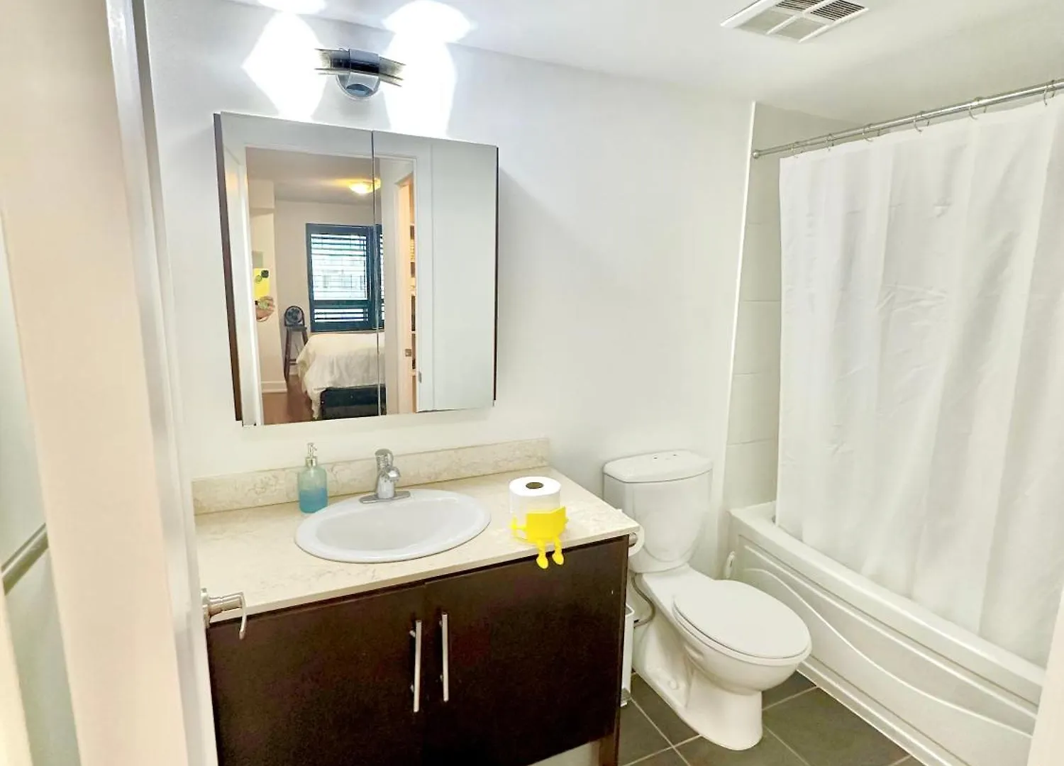 Core Downtown Toronto-3 Bedrooms-2 Bathrooms-Washrooms-Free Parking-Cn Tower-Ripleys Museum-Blue Jays Stadium In Front-Indoor Gym-Swimming Pool-Jacuzzi Sauna-Filter Drinking Water-Wifi 0*, Toronto