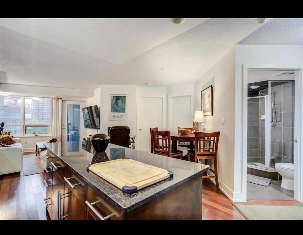 Core Downtown Toronto-3 Bedrooms-2 Bathrooms-Washrooms-Free Parking-Cn Tower-Ripleys Museum-Blue Jays Stadium In Front-Indoor Gym-Swimming Pool-Jacuzzi Sauna-Filter Drinking Water-Wifi