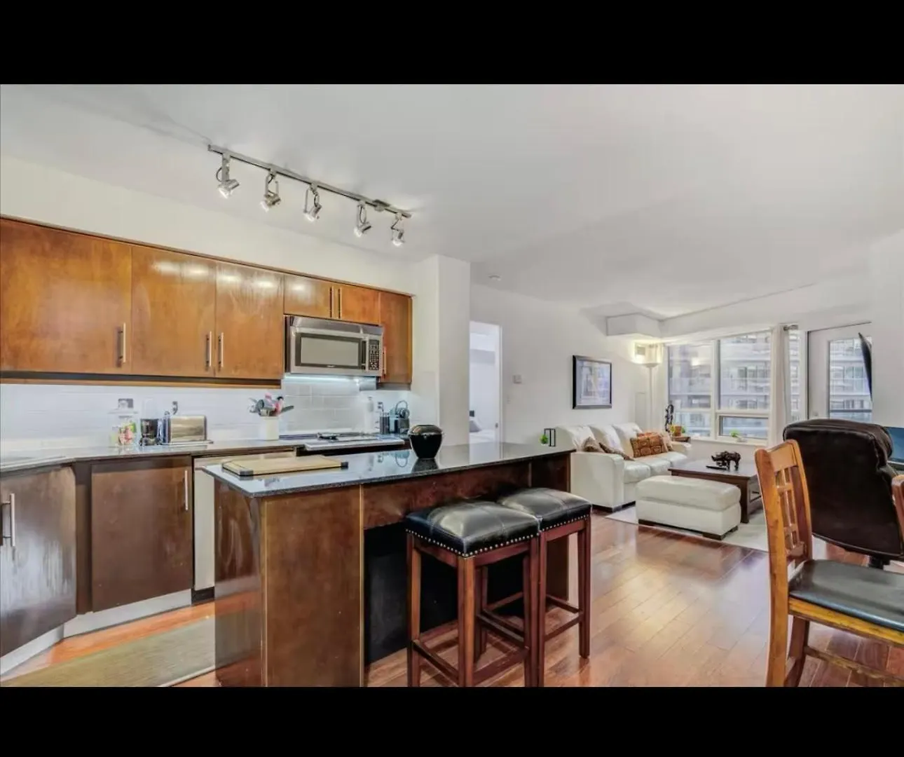 Core Downtown Toronto-3 Bedrooms-2 Bathrooms-Washrooms-Free Parking-Cn Tower-Ripleys Museum-Blue Jays Stadium In Front-Indoor Gym-Swimming Pool-Jacuzzi Sauna-Filter Drinking Water-Wifi Apartamento