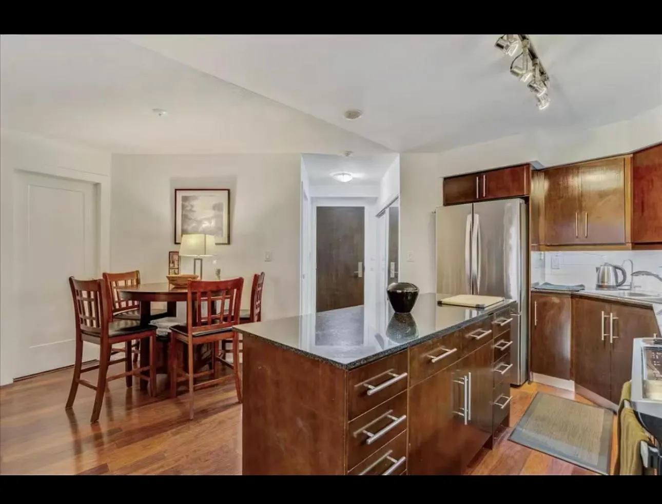 Apartamento Core Downtown Toronto-3 Bedrooms-2 Bathrooms-Washrooms-Free Parking-Cn Tower-Ripleys Museum-Blue Jays Stadium In Front-Indoor Gym-Swimming Pool-Jacuzzi Sauna-Filter Drinking Water-Wifi