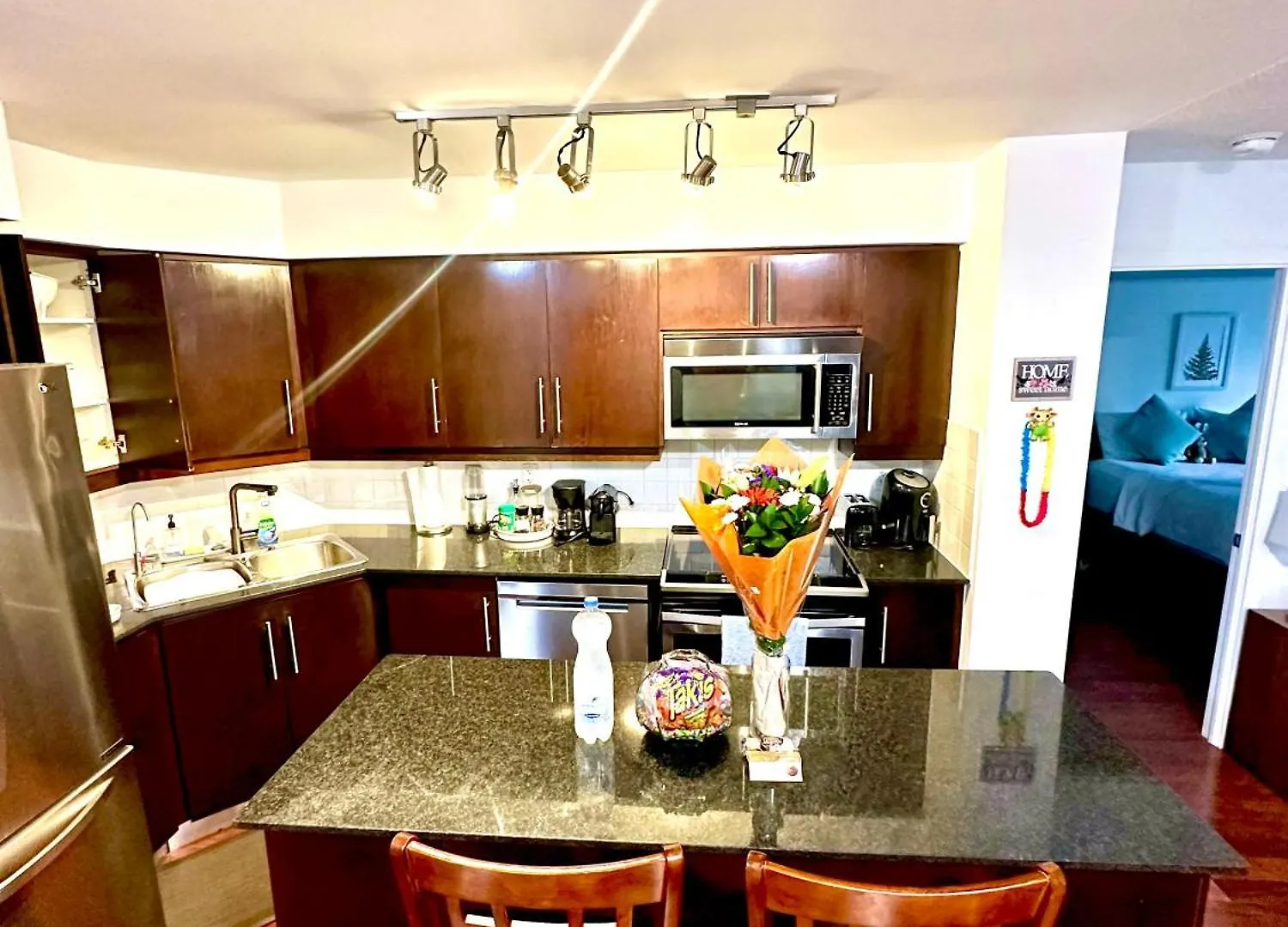 Core Downtown Toronto-3 Bedrooms-2 Bathrooms-Washrooms-Free Parking-Cn Tower-Ripleys Museum-Blue Jays Stadium In Front-Indoor Gym-Swimming Pool-Jacuzzi Sauna-Filter Drinking Water-Wifi Toronto